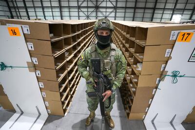 Un integrante de la Fuerzas Armadas custodia paquetes electorales del referéndum y de la consulta popular 2025 este lunes, en Quito (Ecuador). El Consejo Nacional Electoral de Ecuador (CNE) informó que el avance en la integración de los paquetes electorales alcanza el 73,08 %, a dos semanas del referéndum del 16 de noviembre, donde los ecuatorianos votarán por cuatro preguntas, entre ellas, la de la instalación de una Asamblea Constituyente que elabore una nueva Carta Magna.