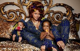 Rihanna con sus peques RZA Athelston Mayers y Riot Rose Mayers.