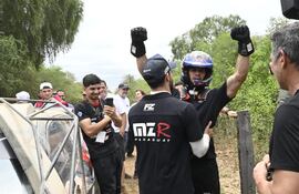 Migue Zaldívar (d) y Fau Zaldívar (i) festejan la conquista del título de campeón del primero en el Campeonato Nacional de Rally al finalizar la PE21 del Rally del Chaco 2025 en la Ruta Transchaco, Mariscal Estigarribia, Paraguay.