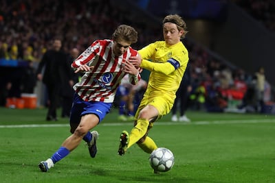 MADRID, 28/01/2026.- El centrocampista del Atlético de Madrid Pablo Barrios (i) intenta escaparse con el balón durante el encuentro correspondiente a la última jornada de la fase regular de la Liga de Campeones que disputan Atlético de Madrid y Bodo/Glimt hoy miércoles en el estadio Metropolitano, en Madrid. EFE/Kiko Huesca