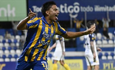 Celebración de Víctor Sebastián Quintana (22 años), quien ingresó en el complemento  para darle el triunfo agónico a Sportivo Luqueño.