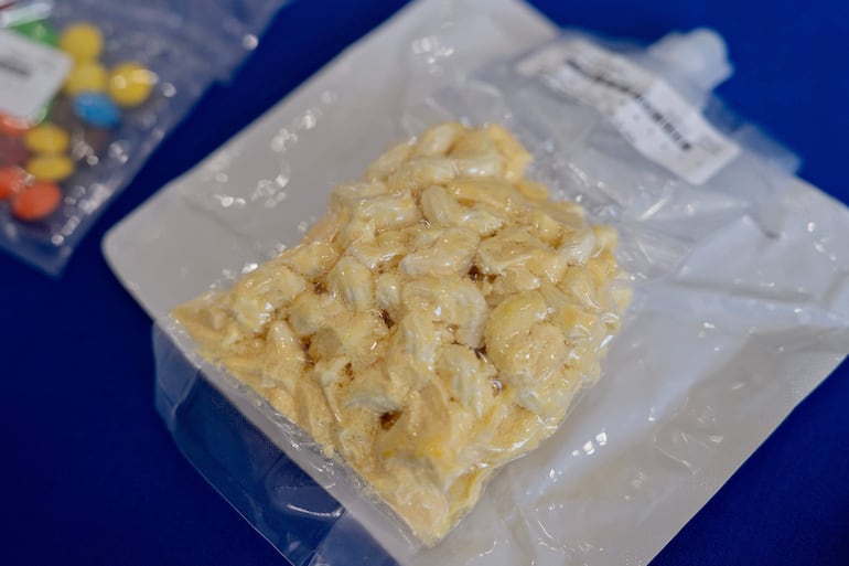 Los alimentos que consumieron los miembros de la tripulación de Artemis II estuvieron en exhibición en el NASA Johnson Space Center el 8 de abril de 2026 en Houston, Texas.