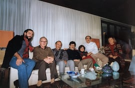 Reunidos en una visita de Laura Márquez al Paraguay, cuando residía en Nueva
York, de izquierda a derecha, Alberto Miltos (?), Michael Burt, Ricardo Migliorisi, Enrique Careaga, Laura Márquez, Bernardo Krasniasky y Edith Jiménez.