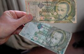 Poner a contra luz el billete es una de las técnicas para descartar que sea falsificado.