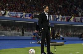 El uruguayo Jorge Bava, entrenador de Cerro Porteño, durante el partido frente a Guaraní por la fecha 19 del torneo Clausura 2025 de la Primera División de Paraguay en el estadio La Nueva Olla, en Asunción, Paraguay.