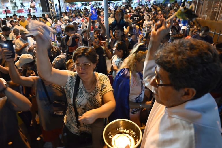 Miles de fieles se congregaron en la explanada de la Basílica de Caacupé durante la misa en la víspera del día de la virgencita.