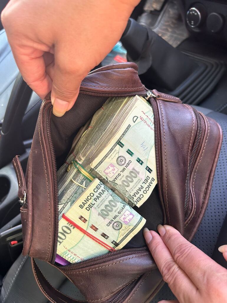 Alder Luis Rodas de 31años y Marcelino Carballo Arce de 26 años, detenidos por agentes de la Senad en un control en la Compañía Capitán Giménez, distrito de Concepción, de quienes incautaron armas y más de G. 70 millones.