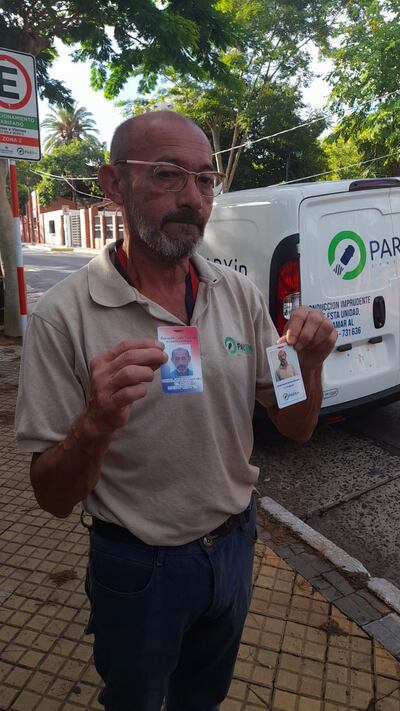 Excuidacoche, quien ahora trabaja como ordenador de la empresa Parxin, valora la oportunidad de acceder por primera vez a un empleo formal.