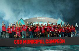 Integrantes del plantel del Municipal, entre los cuales aparece el paraguayo Erik López, en plena celebración.