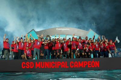 Integrantes del plantel del Municipal, entre los cuales aparece el paraguayo Erik López, en plena celebración.