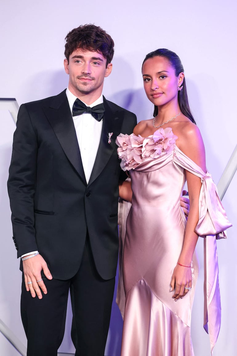 Los recién casados Charles Leclerc y Alexandra en la red carpet del Baile de la Rosa en Mónaco. (Valery HACHE / AFP) 
