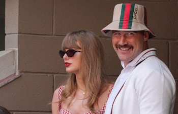 La cantautora estadounidense Taylor Swift (izq.) y el jugador de fútbol americano de la NFL Travis Kelce (der.) asisten a un partido de tenis, en el año 2024.