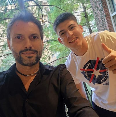 Luis Antonio Vidal Velázquez, presidente de Recoleta, capta la selfie con Lucas Ramón Romero, puntal en la campaña canaria e integrante de la selección paraguaya.
