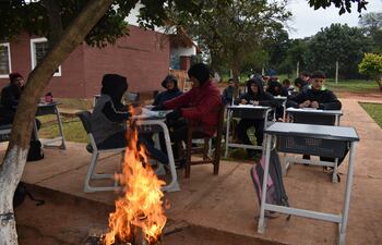 Escuela y Colegio República del Paraguay. Aquí se estudia alrededor de fogatas.