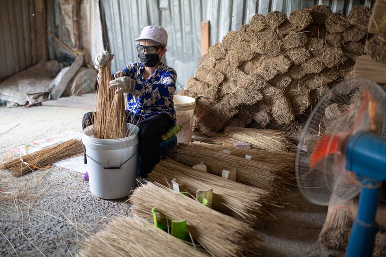 Nguyen Thi Vinh (71) clasifica las varas de bambú y retira todo lo que esté débil o roto y no sea apto para el posterior procesamiento de las varillas de incienso.