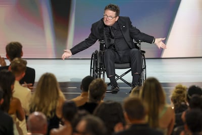 Michael J. Fox recibe el Premio Humanitario Bob Hope en el escenario durante la 78.ª ceremonia anual de los premios Emmy, celebrada en el Peacock Theater de Los Ángeles, California. (EFE/EPA/CHRIS TORRES)