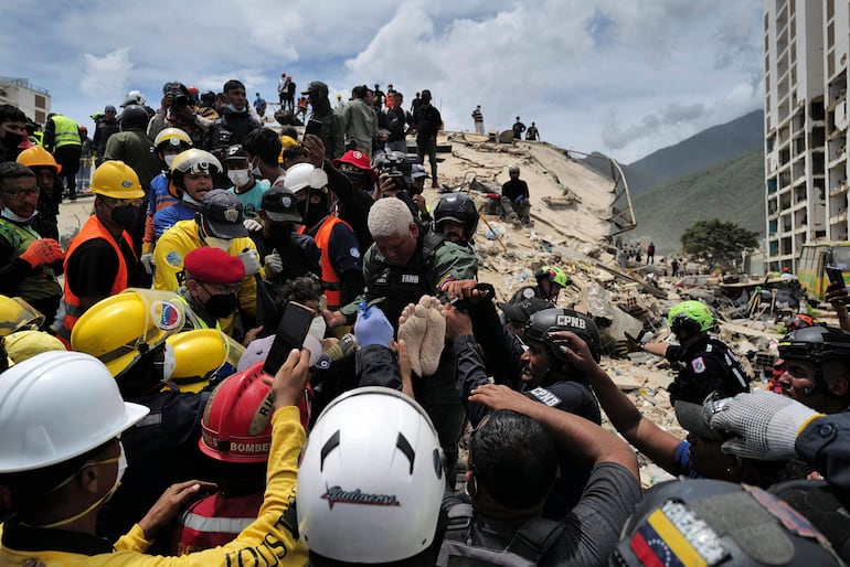 Voluntarios y rescatistas trabajan contrarreloj en el estado de La Guaira, declarada zona de desastre, tras el doble terremoto en Venezuela.