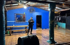 Un oficial de policía toma notas tras asalto violento en una vivienda.
