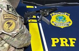 El arma de fuego incautado por los agentes de la Policía Rodoviaria Federal.