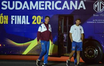 El entrenador de Lanús, Mauricio Pellegrino (I), y el centrocampista Rodrigo Castillo llegan a la base militar del Aeropuerto Internacional Silvio Pettirossi en Luque, Paraguay, antes de la final de la Copa Sudamericana entre el Lanús de Argentina y el Atlético Mineiro de Brasil, que se jugará en Asunción el 22 de noviembre.