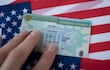 Tarjeta de residente permanente en Estados Unidos, conocida popularmente como "green card", por su color verde.