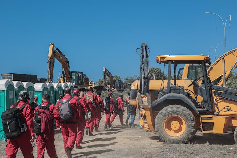 Integrantes del equipo de Búsqueda y Rescate Urbano de Argentina llegaron el sábado a La Guaira (Venezuela).