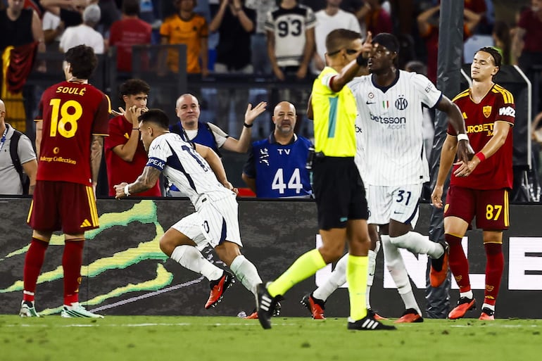 El jugador del Inter Lautaro Martínez celebra tras marcar el gol del empate 2-2 durante el partido de fútbol de la Serie A italiana entre la AS Roma y el FC Internazionale Milano, en Roma, Italia.