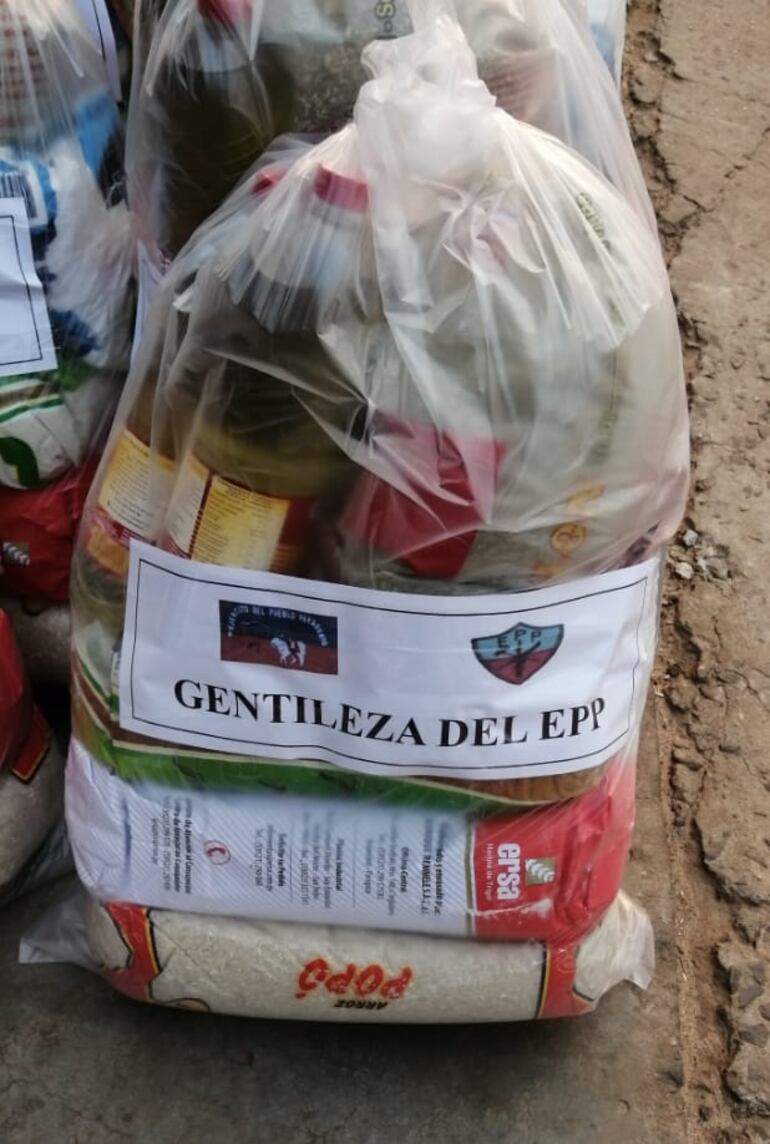 Los kits de alimentos llevan la firma del EPP. 