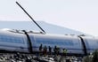 Servicios de emergencia y miembros de la Guardia Civil trabajan en el lugar del accidente de dos trenes de alta velocidad, uno de Renfe y otro de Iryo, que han colisionado a primera hora de este miércoles a la altura de la estación de Urda (Toledo), donde hay al menos 64 fallecidos.