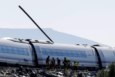 Servicios de emergencia y miembros de la Guardia Civil trabajan en el lugar del accidente de dos trenes de alta velocidad, uno de Renfe y otro de Iryo, que han colisionado a primera hora de este miércoles a la altura de la estación de Urda (Toledo), donde hay al menos 64 fallecidos.