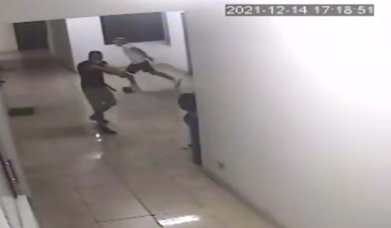 El uruguayo José Enrique González Silveiro dispara contra Richard René Aranda Fernández, alias Bart Simpson, mientras que Luis Carlos Paradeda Fossatti, alias Lima, sale corriendo.