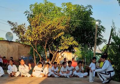 Una de las clases al aire libre en el asentamiento San Francisco, Areguá, donde el proyecto de taekwondo se convirtió en una oportunidad de crecimiento y disciplina para los niños y niñas del lugar.