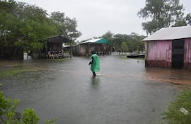 Imagen ilustrativa: desborde del río Paraná afecta a viviendas de pescadores en a zona de Puerto Carrizal de Atinguy.