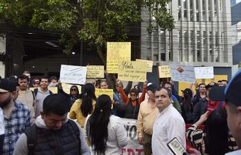 Pobladores se manifestaron frente al MOPC por mal estado de la ruta Concepción-Vallemí.