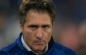 (ARCHIVO) El entrenador de Vélez Sarsfield, Guillermo Barros Schelotto, hace un gesto durante el partido de ida de los cuartos de final de la Copa Libertadores entre Vélez Sarsfield y Racing en el Estadio José Amalfitani de Buenos Aires el 16 de septiembre de 2025. Guillermo Barros Schelotto, ídolo histórico de Boca Juniors, con quien ganó 16 títulos como jugador y dos como entrenador, tendrá ahora la misión de enfrentarse a su exclub como entrenador de Vélez Sarsfield en el partido más destacado de la cuarta fecha del Torneo Apertura del fútbol argentino. (Foto de JUAN MABROMATA / AFP)
