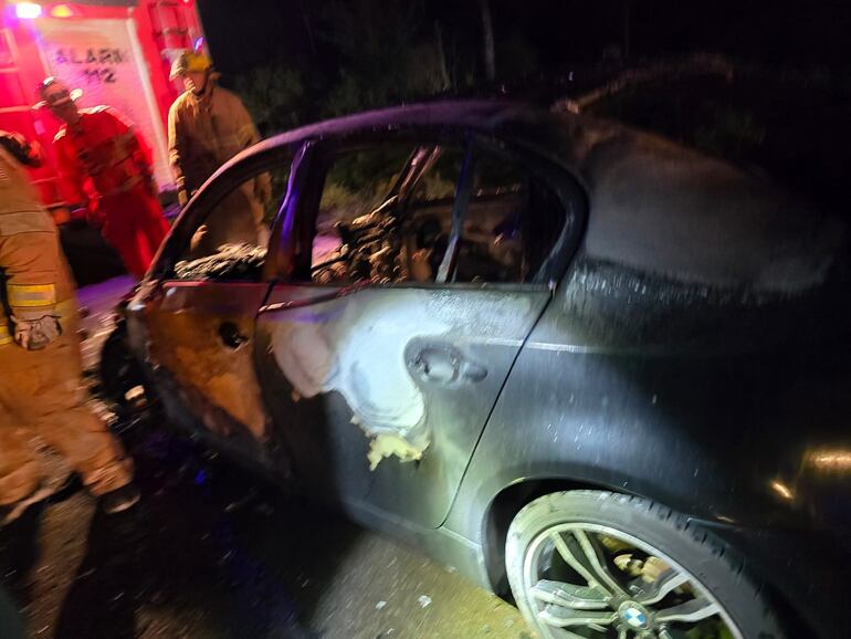 Durante la persecución policial, el conductor del automóvil habría incendiado su vehículo con su pareja en el interior.