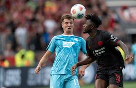 Florian Grillitsch (i), del TSG Hoffenheim, disputa el balón con Edmond Tapsoba, del Bayer Leverkusen, durante el partido de este sábado. (EFE).