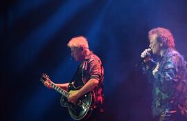 Graham Russell y Russell Hitchcock de Air Supply en un momento del concierto que compartieron anoche ante unas 5.000 personas en el Yacht.