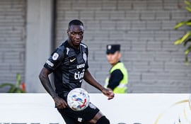 El lateral izquierdo ecuatoriano de Olimpia, Aníbal Hernán Chalá Ayoví (29 años) durante el duelo ante Sportivo Ameliano en el estadio Antonio Aranda de Ciudad del Este.