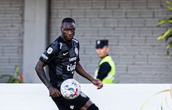 El lateral izquierdo ecuatoriano de Olimpia, Aníbal Hernán Chalá Ayoví (29 años) durante el duelo ante Sportivo Ameliano en el estadio Antonio Aranda de Ciudad del Este.