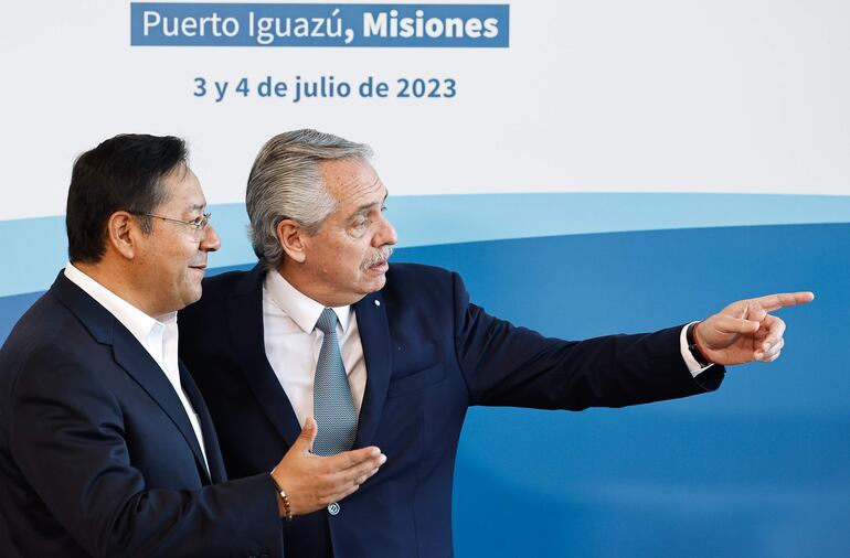 El presidente de Argentina, Alberto Fernández (d), posa junto a su homólogo de Bolivia, Luis Arce, durante la Cumbre del Mercosur, hoy, en Puerto Iguazú (Argentina). (EFE)