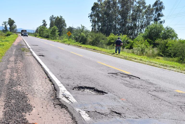 Las banquinas, hundimiento y desprendimiento de la capa asfáltica son trampas mortales para automovilistas y motociclistas que utilizan dicha arteria.