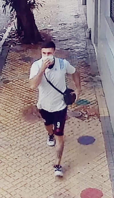 Alejandro David Rodríguez se cuelga el bolso de la víctima al hombro y escapa por la vereda de la calle Caballero.