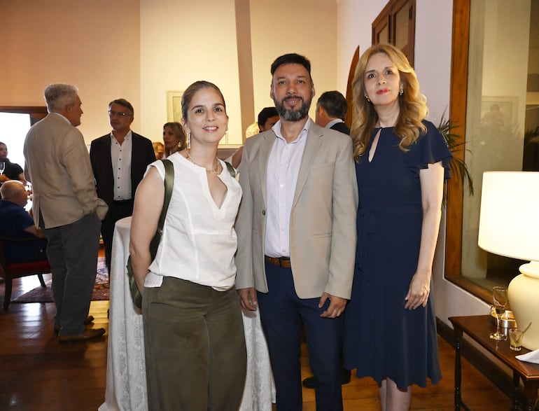 Vero Pardo, Jorge Medina y Cynthia Fatecha.