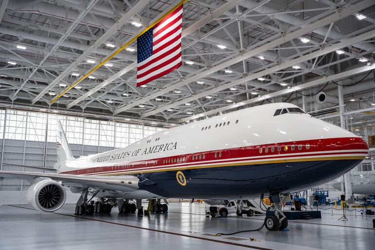 Fotografía difundida por la Fuerza Área de EE.UU. del nuevo Air Force One, un Boeing 747-8, en su primera exhibición pública este viernes, en la Base Conjunta Andrews, el aeródromo militar situado a las afueras de Washington (EE.UU.).