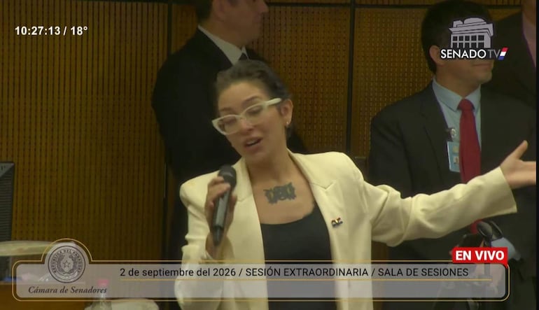 Andrea Valobra canta en plena sesión extraordinaria del Senado.
