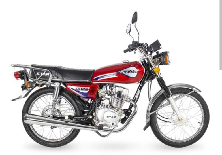 Motocicleta Star G125 color rojo con detalles en blanco y negro, vista de lateral sobre fondo blanco.