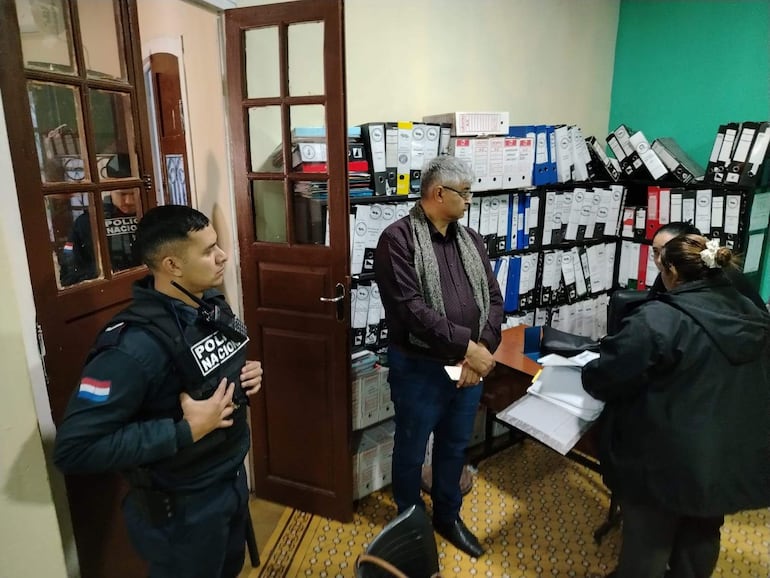 Fiscalía allana instituto que emitió 300 títulos falsos con aval del MEC - Nacionales