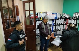 Agentes de la Policía Nacional acompañan la intervención fiscal al Instituto Superior Interamericano de Ciencias Sociales (ISICS), en Fernando de la Mora.