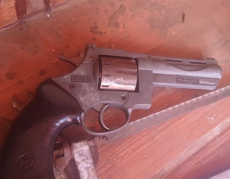 Arma incautada durante el procedimiento.